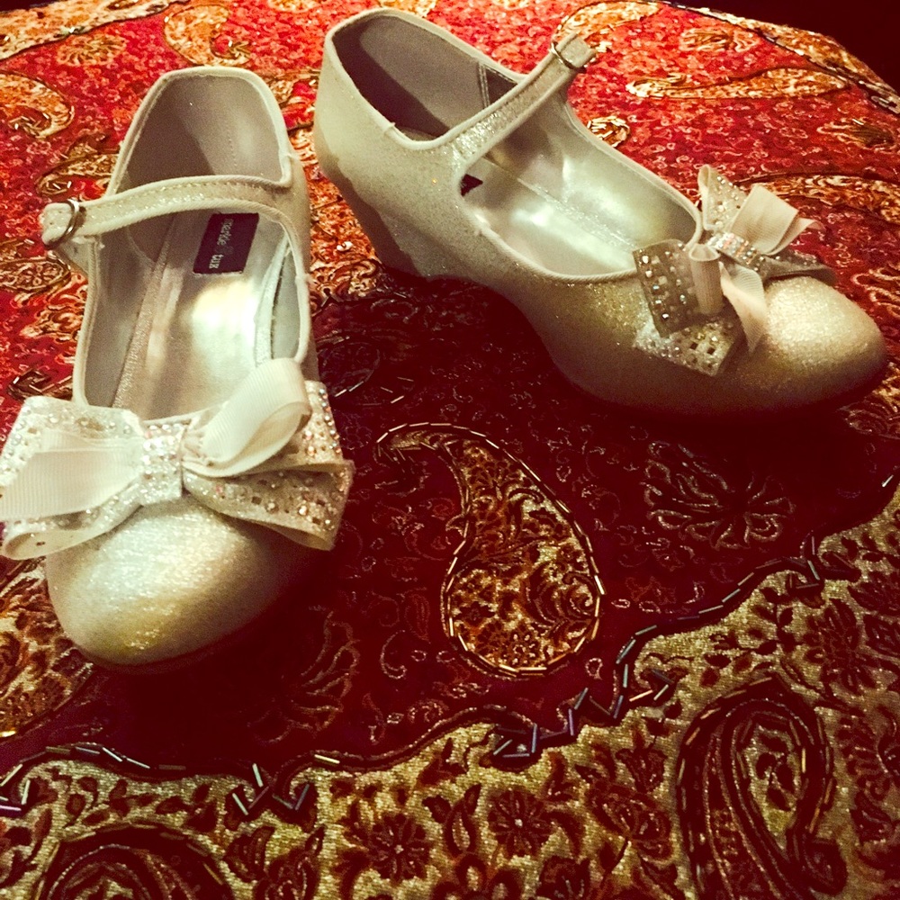 Sparkly heels with bow
